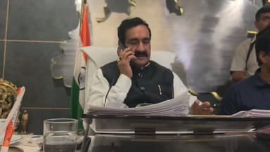 ब्रेकिंग: भोपाल पहुंचे पूर्व गृह डॉ. नरोत्तम मिश्रा, दतिया के कार्यकर्ताओं से फोन पर की शांति बनाए रखने को कहा..
कोई चुतियापा नही करना बाद मे देख लूँगा मस्त रह एक दम अभी मीडिया है मेरे पास बाद मे कॉल करता हुँ.
#MadhyaPradesh
#gwalior #viralvideoシ