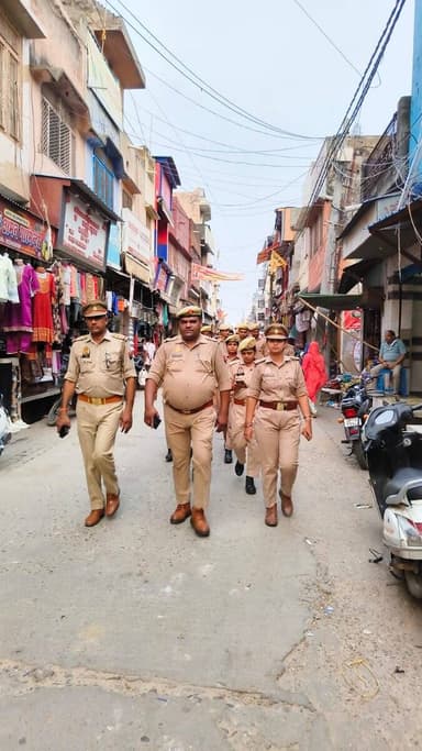 #SSP_BSR के निर्देशन में #bulandshahrpol के समस्त थाना प्रभारियों द्वारा जनपद में शांति, सुरक्षा व सौहार्दपूर्ण वातावरण बनाए रखने हेतु महत्वपूर्ण स्थानों/मार्गों व बाजारों में पैदल गश्त की गयी। #UPPolice https://t.co/9AfJD3Fiq8