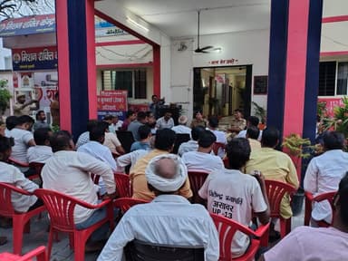क्षेत्राधिकारी सिकन्द्राबाद श्री दीपक कुमार द्वारा आगामी श्रावण कांवड़ यात्रा-2026 को सकुशल, शांतिपूर्ण एवं सौहार्दपूर्ण वातावरण में सम्पन्न कराये जाने के उद्देश्य से थाना गुलावठी परिसर में पीस कमेटी की बैठक आयोजित की गयी। बैठक में क्षेत्र के संभ्रांत व्यक्तियों, धर्मगुरुओं, जनप्रतिनिधियों एवं व्यापार मंडल के पदाधिकारियों सहित विभिन्न समुदायों के गणमान्य लोगों ने प्रतिभाग किया। बैठक के दौरान उपस्थित लोगों से संवाद स्थापित कर पर्व के दौरान आपसी भाईचारा एवं सौहार्द बनाये रखने की अपील की गयी।
#UPPolice