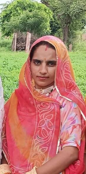 बालेसर(जोधपुर)_ बालेसर दुर्गावतां गांव की 24 वर्षिय युवती की ससुराल में ज*हर खुरानी से हुई मौ**त,युवती पूनम कवंर पुत्री खेतसिंह के ससुराल ठाडिया गांव में हुई मौ**त ,पीहर पक्ष के लोगो ने पति एवं सास पर लगाया दहेज ह**त्या का आरोप ,मृ**तका के पिता ने चामू थाने में करवाया दहेज ह***त्या का मामला दर्ज,चामू पुलिस पहुंची मौके पर ,मेडिकल बोर्ड से करवाया जायेगा पो**स्टमा*र्डम,मृ**तका का श**व बालेसर सीएचसी की मोर्चरी में रखवाया, पीहर पक्ष के सैकड़ाे लोग सीएचसी पहुंचे
