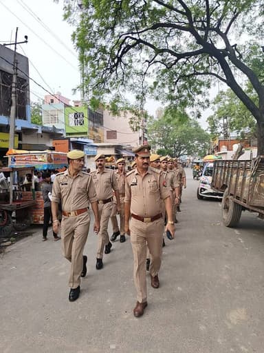 #SSP_BDN के निर्देशन में शान्ति व्यवस्था के दृष्टिगत जनपद में शान्ति/सुरक्षा एवं कानून व्यवस्था को सुदृढ़ बनाये रखने हेतु #थाना_अलापुर पुलिस द्वारा थाना क्षेत्र के मुख्य मार्गो व भीड़भाड़ वाले स्थानो पर #footpatrolling एवं संदिग्ध वाहन/व्यक्तियों की चेकिंग की गई। https://t.co/gXgAwwqbuM