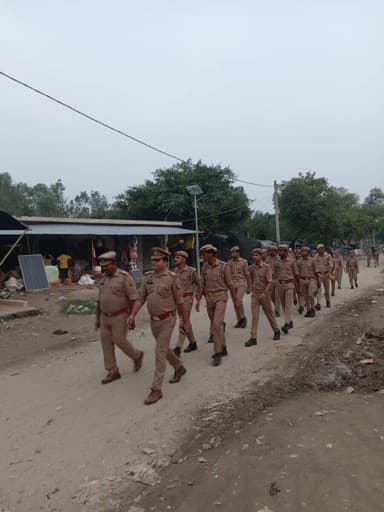 #SSP_BDN के निर्देशन में शान्ति व्यवस्था के दृष्टिगत जनपद में शान्ति/सुरक्षा एवं कानून व्यवस्था को सुदृढ़ बनाये रखने हेतु #थाना_हजरतपुर पुलिस द्वारा थाना क्षेत्र के मुख्य मार्गो व भीड़भाड़ वाले स्थानो पर #footpatrolling एवं संदिग्ध वाहन/व्यक्तियों की चेकिंग की गई। https://t.co/KHVPNf8weH