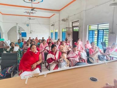 समाहरणालय पूर्णिया,
जिला जनसंपर्क कार्यालय,
प्रेस विज्ञप्ति:- 897,
दिनांक 11 जुलाई 2026,
===================
जिला पदाधिकारी पूर्णिया,
श्री अंशुल कुमार (भा०प्र०से०)
के दिशा-निर्देश एवं कुशल मार्गदर्शन में संबंधित विभागीय अधिकारियों द्वारा सरकार के जनकल्याणकारी एवं विकास योजनाओं को ससमय
क्रियान्वयन को लेकर लागातार क्षेत्र भ्रमण एवं समीक्षा बैठक/निरीक्षण तथा महत्वपूर्ण कार्यक्रमों का आयोजन किया जा रहा है।
इसी क्रम में जिला प्रोग्राम पदाधिकारी पूर्णिया श्रीमती सुगंधा शर्मा द्वारा शनिवार को पूर्णिया जिला अंतर्गत रुपौली प्रखंड में"सखी वार्ता"कार्यक्रम का आयोजन कराया गया।
इस कार्यक्रम के माध्यम से ग्रामीण महिलाओं एवं किशोरियों को सामाजिक कुरीतियों,महिला अधिकारों तथा विभिन्न सरकारी योजनाओं के प्रति जागरूक करना एवं उन्हें आत्मनिर्भर बनने के लिए प्रेरित करना।
PMMVY एवं MKUY की योजनाओं के क्रियान्वयन में प्रगति लाने तथा 181 के बारे में गहन प्रचार प्रसार एवं जागरूकता लाना।कार्यक्रम में उपस्थित महिलाओं एवं किशोरियों को बाल विवाह उन्मूलन,बेटी बचाओ-बेटी पढ़ाओ,लैंगिक हिंसा,दहेज प्रथा, महिला सुरक्षा तथा अल्पायु में मातृत्व से होने वाले दुष्प्रभावों के संबंध में विस्तृत जानकारी प्रदान की गई।
बाल विवाह एवं दहेज जैसी सामाजिक कुरीतियों के दुष्परिणामों पर प्रकाश डालते हुए इनके उन्मूलन में समाज की सक्रिय भागीदारी पर बल दिया गया।
कार्यक्रम में बाल विकास परियोजना पदाधिकारी रुपौली एवं केंद्र प्रशासक वन स्टॉप सेंटर पूर्णिया कुसुम कुमारी द्वारा वन स्टॉप सेंटर एवं 181 महिला हेल्प लाईन की महत्व की जानकारी दी गयी।
सभी महिला पर्यवेक्षिका, आंगनबाड़ी सेविका, लेखा सहायक DHEW पुष्कर सुमन एवं अन्य ग्रामीण उपस्थित थे।
जिला मिशन समन्वयक, DHEW नंदन कुमार सिंह ने महिलाओं को आर्थिक रूप से सशक्त बनाने के उद्देश्य से डिजिटल भुगतान प्रणाली तथा वित्तीय प्रबंधन के विभिन्न पहलुओं की विस्तृत जानकारी दी गई।
उन्होंने महिलाओं को नियमित बचत एवं सरकारी वित्तीय योजनाओं का लाभ लेने के लिए प्रेरित किया गया।
महिलाओं को उनके कानूनी अधिकारों,स्वास्थ्य संबंधी महत्वपूर्ण विषयों तथा विभिन्न सरकारी योजनाओं की जानकारी देते हुए इनका लाभ प्राप्त करने की प्रक्रिया के बारे में विस्तार से बताया गया।
प्रधानमंत्री मातृ वंदना योजना सरकार की महत्वाकांक्षी योजना है जिसमें ज्यादा से ज्यादा लाभार्थियों को लाभ दिया जा सके इसके लिए सभी आंगनबाड़ी सेविकाओं को विशेष निर्देश दिया गया कि ज्यादा से ज्यादा आवेदन भरवाएं। महिलाओं को शिक्षा, स्वास्थ्य एवं आत्मनिर्भरता के क्षेत्र में आगे बढ़ने के लिए प्रोत्साहित किया गया।
कार्यक्रम में महादलित टोला के किशोरी समूह की सदस्यों एवं स्थानीय महिलाओं ने उत्साहपूर्वक भाग लिया तथा विभिन्न विषयों पर अपने विचार भी साझा किया।
कार्यक्रम के अंत में उपस्थित सभी प्रतिभागियों ने बाल विवाह, दहेज प्रथा एवं लैंगिक भेदभाव जैसी सामाजिक कुरीतियों को समाज से समाप्त करने तथा महिला सशक्तिकरण को बढ़ावा देने का संकल्प लिया।
Information & Public Relations Department, Government of Bihar