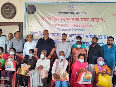 समाहरणालय पूर्णिया,
जिला जनसंपर्क कार्यालय,
प्रेस विज्ञप्ति:-896,
दिनांक 11/07/2026,
===================
जिला पदाधिकारी श्री अंशुल कुमार (भा०प्र०से०) के दिशा-निर्देश के आलोक में सिविल सर्जन डॉक्टर प्रमोद कुमार कनौजिया के मार्गदर्शन में टीबी मुक्त भारत अभियान के तहत समाहरणालय स्थित महानंदा सभागार में टीबी ग्रसित मरीजों को पोषण समाग्री उपलब्ध कराई गई।
मौके पर माननीय सांसद पूर्णिया द्वारा भी पौष्टिक पोषाहार टीवी मरीजों को हस्तगत कराया गया।किसी भी सामान्य लोगों द्वारा भी टीबी उन्मूलन के लिए ग्रसित मरीजों को उपलब्ध कराई जा सकती है पोषण सामग्री।
टीबी मुक्त भारत अभियान के तहत जन-जन के सहयोग से ग्रसित मरीजों को पौष्टिक आहार उपलब्ध कराते हुए स्वास्थ्य को सुरक्षित बनाने में जिला पदाधिकारी महोदय के दिशा-निर्देश में सिविल सर्जन पूर्णिया के मार्गदर्शन में चिकित्सकों तथा स्वस्थ्य कर्मियों और पूर्णिया जिले के माननीय जनप्रतिनिधियों द्वारा आवश्यक सहयोग प्रदान की जा रही है।
जिला प्रशासन द्वारा माननीय सांसद पूर्णिया लोकसभा की अध्यक्षता मे जिला विकास समन्वय एवं अनुश्रवण समिति (दिशा) की बैठक का आयोजन शनिवार को महानंदा सभागार में आहूत की गई थी।
मौके पर माननीय सांसद श्री राजेश रंजन उर्फ पप्पू यादव द्वारा भी टीबी ग्रसित मरीजों को सुरक्षित बनाने के लिए आवश्यक पौष्टिक आहार उपलब्ध कराने में सहयोग प्रदान
किया गया।
इस दौरान जिला पदाधिकारी श्री अंशुल कुमार (भा०प्र०से०), सिविल सर्जन डॉ प्रमोद कुमार कनौजिया, जिला संचारी रोग नियंत्रण पदाधिकारी डॉ मो तनवीर हैदर, टीबी विशेषज्ञ चिकित्सा पदाधिकारी डॉ दिनेश कुमार, जिला कार्यक्रम प्रबंधक सोरेंद्र कुमार दास तथा संबंधित चिकित्सा अधिकारगण उपस्थित थे।
"जन-जन का रखें ध्यान, टीबी मुक्त भारत अभियान" का चलाया जा रहा मुहिम ।
विश्व टीबी दिवस के उपलक्ष्य में जिला पदाधिकारी श्री अंशुल कुमार द्वारा जिले में टीबी ग्रसित मरीजों को आवश्यक पौष्टिक आहार सुविधा उपलब्ध कराते हुए बहुत जल्द टीबी बीमारी से सुरक्षित बनाने की मुहिम की शुरुआत की गई है।
इस दौरान जिला पदाधिकारी द्वारा सामान्य लोगों को भी टीबी मुक्त भारत अभियान के तहत ग्रसित मरीजों को आवश्यक पौष्टिक आहार उपलब्ध कराते हुए बहुत जल्द टीबी बीमारी से सुरक्षित करने की अपील की गई है।
इसके उपलक्ष्य में शनिवार को पूर्णिया लोकसभा सदस्य माननीय सांसद द्वारा चिन्हित 20 से अधिक टीबी ग्रसित मरीजों को समाहरणालय में पौष्टिक आहार किट्स उपलब्ध कराई गई।
ग्रसित मरीजों द्वारा अस्पताल में आवश्यक उपचार कराने के साथ साथ टीबी किट्स का उपयोग करने पर लोग बहुत जल्द स्वस्थ्य होते हुए सामान्य जीवन का लाभ आसानी से उठा सकते हैं।
जिला संचारी रोग नियंत्रण पदाधिकारी (सीडीओ) डॉ मोहम्मद तनवीर हैदर ने बताया कि टीबी एक गंभीर संक्रामक रोग है जो किसी भी सामान्य लोगों को लगातार खांसी होने से होता है। किसी भी लोगों द्वारा लगातार 03 सप्ताह से अधिक समय तक खांसी का होना, खांसी में बलगम या खून होना, छाती में तेज दर्द और सांस लेने में तकलीफ का होना, बुखार, रात में पसीना आना और वजन का तेजी से गिरना, अत्यधिक थकान और भूख कम लगना किसी व्यक्ति के टीबी ग्रसित होने के लक्षण हो सकते हैं। ऐसे लोगों को तत्काल जांच करते हुए उपचार सुविधा उपलब्ध कराने के लिए स्वास्थ्य विभाग द्वारा नया अभियान का संचालन किया जा रहा है। इसके साथ साथ टीबी ग्रसित मरीजों के परिजनों को भी टीबी ग्रसित होने से सुरक्षित रखने के लिए ग्रसित मरीजों के परिजनों को तत्काल जांच करते हुए सुरक्षित रखने के लिए अस्पताल में उपलब्ध दवाई उपलब्ध कराई जा रही है। परिजनों द्वारा अगले 03 महीने लगातार टीबी सुरक्षा की दवा का सेवन करने से भविष्य में टीबी ग्रसित होने से सुरक्षित हो सकते हैं और सामान्य स्वस्थ व्यक्ति का लाभ उठा सकते हैं।
ग्रसित टीबी मरीजों को अस्पताल में उपलब्ध कराई जाएगी 03 एचपी टेबलेट्स :
टीबी विशेषज्ञ चिकित्सा पदाधिकारी डॉ दिनेश कुमार ने बताया कि टीबी ग्रसित मरीजों और उनके संपर्क में रहने वाले लोगों को सुरक्षित करने के लिए स्वास्थ्य विभाग द्वारा जिले में 03 एचपी टेबलेट्स उपलब्ध कराई जा रही है। 03 एचपी का मतलब है टीबी निवारण उपचार टेबलेट्स। यह टीबी (क्षय रोग) से बचाव के लिए इस्तेमाल होने वाली एक नई और छोटी अवधि वाली दवा योजना है, जिसे विश्व स्वास्थ्य संगठन (डब्लूएचओ) द्वारा ने अनुशंसा किया है। भारत में भी राष्ट्रीय टीबी उन्मुलन कार्यक्रम (National TB Elimination Programme - NTEP) के तहत इसे अब काफी जगहों पर दिया जा रहा है, खासकर बिहार जैसे हाई टीबी ग्रसित वाले क्षेत्रों में।
ग्रसित मरीजों द्वारा स्वास्थ्य केंद्रों से 03 एचपी टेबलेट्स का लाभ उठाने से ग्रसित व्यक्ति 03 माह में टीबी ग्रसित होने से सुरक्षित होकर स्वस्थय जीवन का लाभ उठा सकते हैं।
3HP क्या है?
- 3 = 3 महीने (12 हफ्ते)
- H = Isoniazid (INH) नाम की दवा
- P = Rifapentine (RPT) नाम की दवा
टीबी ग्रसित मरीजों को यह दोनों दवाइयाँ हफ्ते में सिर्फ एक बार साथ में ली जाती हैं (कुल 12 डोज)। इसका लगातार उपयोग करने पर टीबी ग्रसित मरीज बहुत जल्द टीबी से सुरक्षित होकर सामान्य जीवन का लाभ उठा सकते हैं।
Information & Public Relations Department, Government of Bihar