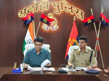◆सड़क हादसों को रोकने एवं सुगम यातायात व्यवस्था हेतु “Zero-Fatality District (ZFD)” समीक्षा गोष्ठी संपन्न
◆शासन की प्राथमिकताओं के अनुरूप जनपद भदोही में सड़क दुर्घटनाओं को कम करने, मृत्युदर को शून्य करने तथा यातायात व्यवस्था को और अधिक सुदृढ़ बनाने के उद्देश्य से आज दिनांक 11.07.2026 को पुलिस लाइन, ज्ञानपुर सभागार में एक महत्वपूर्ण समीक्षा गोष्ठी का आयोजन श्री अभिनव त्यागी पुलिस अधीक्षक भदोही की अध्यक्षता में की गई, जिसमें श्री शुभम अग्रवाल अपर पुलिस अधीक्षक भदोही की उपस्थिति रही। बैठक में समस्त क्षेत्राधिकारीगण, थाना प्रभारी (गोपीगंज, औराई एवं भदोही) तथा यातायात प्रभारी विशेष रूप से उपस्थित रहे।
@Uppolice
@adgzonevaranasi
@digmirzapur
