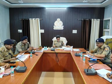 पुलिस अधीक्षक @shraddha_pn द्वारा पुलिस लाइन स्थित सभागार कक्ष में सभी राजपत्रित अधिकारियों, थाना/शाखा प्रभारियों के साथ समीक्षा गोष्ठी कर अपराध नियंत्रण/कानून व्यवस्था की समीक्षा की गई एवं आवश्यक दिशा निर्देश दिये गये। https://t.co/jeWsQp4I9R