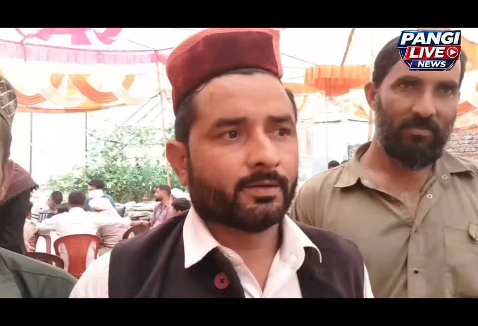 ग्राम सभा पलयूर में विकास मुद्दों पर हुई विस्तृत चर्चा, बीच में हंगामा भी; BDC सदस्य नूरदीन नूरानी ने रखी अपनी बात
सुरेंद्र ठाकुर (आकाश )
पलयूर, चंबा। 11 जुलाई
ग्राम पंचायत पलयूर में आयोजित ग्राम सभा की बैठक में विभिन्न विकास कार्यों, जनसमस्याओं और पंचायत से जुड़े महत्वपूर्ण मुद्दों पर विस्तार से चर्चा हुई। बैठक में बीडीसी सदस्य नूरदीन नूरानी भी मौजूद रहे और उन्होंने ग्रामीणों की समस्याओं को गंभीरता से उठाते हुए पंचायत के समग्र विकास पर अपने विचार रखे।
ग्राम सभा के दौरान कुछ मुद्दों को लेकर सदन में तीखी बहस और हंगामे की स्थिति भी देखने को मिली। हालांकि बाद में पंचायत प्रतिनिधियों और उपस्थित ग्रामीणों ने चर्चा को शांतिपूर्ण ढंग से आगे बढ़ाया।
बैठक के बाद बीडीसी सदस्य नूरदीन नूरानी ने कहा कि ग्राम सभा लोकतंत्र की सबसे महत्वपूर्ण इकाई है, जहां जनता सीधे अपनी समस्याएं और सुझाव रखती है। उन्होंने कहा कि ग्रामीणों द्वारा उठाए गए सभी जायज मुद्दों को संबंधित विभागों और प्रशासन के समक्ष प्रभावी ढंग से उठाया जाएगा, ताकि उनका शीघ्र समाधान हो सके।
उन्होंने ग्रामीणों से ग्राम सभा में अधिक से अधिक संख्या में भाग लेने की अपील करते हुए कहा कि विकास कार्यों में जनभागीदारी जितनी मजबूत होगी, पंचायत का विकास उतना ही बेहतर होगा।
#PangiLiveNews #Palyur #GramSabha #Chamba #Pangi #BDC #NooruddinNoorani #PanchayatiRaj #GramPanchayat #RuralDevelopment #HimachalPradesh #LocalNews #VillageDevelopment #PublicIssues #ChambaNews #PangiValley #BreakingNews #HimachalNews #जनसमस्याएं #ग्रामसभा