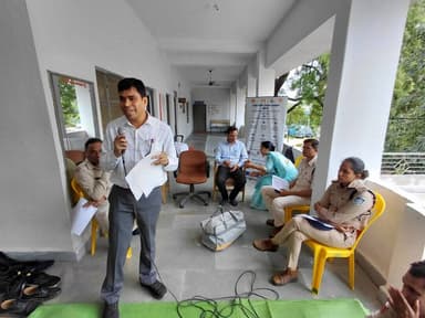 पुलिस लाइन, नरसिंहपुर में लगभग 80 पुलिस अधिकारियों एवं कर्मचारियों के लिए मानसिक स्वास्थ्य, राष्ट्रीय किशोर स्वास्थ्य कार्यक्रम (आरकेएसके) एवं सीपीआर (बेसिक लाइफ सपोर्ट) विषयों पर एक महत्वपूर्ण प्रशिक्षण कार्यक्रम आयोजित किया गया।
RM: https://t.co/u4Oc9zH3Rs
#Narsinghpur https://t.co/xZLNdAlTf1