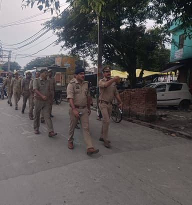 #SPSambhal @Krishan_IPS के निर्देशन में #CO गुन्नौर श्री अंकित मिश्रा द्वारा थाना रजपुरा क्षेत्रान्तर्गत #SO रजपुरा मय पुलिस बल के साथ प्रमुख स्थानों, भीड़ भाड़ वाले स्थानों पर #FootPatrolling कर संदिग्ध व्यक्ति/वाहनों की चैकिंग की गयी।#UPPolice https://t.co/fpA7qu431e
