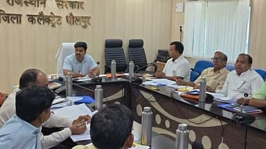 वर्षा काल में विद्यार्थियों की सुरक्षा का प्राथमिकता से रखें ध्यान-जिला कलक्टर
जिला निष्पादन समिति की बैठक सम्पन्न, जर्जर विद्यालय भवनों पर तत्काल कार्रवाई के निर्देश
धौलपुर, 11 जुलाई। जिला कलक्टर श्रीनिधि बी टी की अध्यक्षता में शनिवार को कलेक्ट्रेट सभागार में शिक्षा विभाग की जिला निष्पादन समिति की बैठक आयोजित की गई। बैठक में शिक्षा विभाग की विभिन्न योजनाओं, आधारभूत सुविधाओं, विद्यालयों के विकास कार्यों, गुणवत्तापूर्ण शिक्षा, डिजिटल शिक्षण, छात्र सुरक्षा तथा समग्र शिक्षा अभियान के अंतर्गत संचालित कार्यक्रमों की विस्तृत समीक्षा की गई। जिला कलक्टर ने सभी अधिकारियों को निर्देश दिए कि शिक्षा विभाग की प्रत्येक योजना का प्रभावी एवं समयबद्ध क्रियान्वयन सुनिश्चित किया जाए, जिससे विद्यार्थियों को बेहतर शैक्षणिक वातावरण उपलब्ध हो सके।
बैठक के दौरान जिला कलक्टर ने वर्षा ऋतु को दृष्टिगत रखते हुए विद्यार्थियों की सुरक्षा को सर्वोच्च प्राथमिकता बताते हुए कहा कि जिले में संचालित सभी राजकीय विद्यालयों का तत्काल निरीक्षण कराया जाए तथा जिन विद्यालय भवनों की स्थिति जर्जर एवं असुरक्षित है, उन्हें प्राथमिकता के आधार पर चिन्हित कर नियमानुसार शीघ्र जमीदोज करने की कार्रवाई की जाए। उन्होंने स्पष्ट निर्देश दिए कि किसी भी स्थिति में विद्यार्थियों की जान-माल से जुड़ा जोखिम स्वीकार्य नहीं होगा। जर्जर भवनों में संचालित कक्षाओं को तत्काल वैकल्पिक भवनों में स्थानांतरित कर शिक्षण कार्य निर्बाध रूप से जारी रखा जाए, ताकि विद्यार्थियों की पढ़ाई प्रभावित न हो।
उन्होंने यह भी निर्देश दिए कि जिन विद्यालयों में भवनों की वृहद मरम्मत की आवश्यकता है, उनके प्रस्ताव शीघ्र तैयार कर सक्षम स्तर पर भिजवाए जाएं, ताकि समय पर स्वीकृति प्राप्त कर आवश्यक कार्य प्रारम्भ किए जा सकें। उन्होंने अधिकारियों से कहा कि विद्यालयों की आधारभूत सुविधाओं को मजबूत बनाने के लिए सभी कार्यों की नियमित मॉनिटरिंग की जाए तथा गुणवत्ता के साथ समय सीमा में कार्य पूर्ण कराए जाएं।
बैठक में जिला कलक्टर ने अधीक्षण अभियंता, जयपुर विद्युत वितरण निगम लिमिटेड को निर्देशित किया कि जिले में संचालित कस्तूरबा गांधी बालिका विद्यालय (केजीबीवी) मौठियापुरा, मरैना एवं हांसई में थ्री-फेज विद्युत कनेक्शन उपलब्ध कराने हेतु डिमांड नोटिस शीघ्र जारी किया जाए, जिससे इन विद्यालयों में विद्युत संबंधी आवश्यक सुविधाओं का विस्तार हो सके तथा छात्राओं को बेहतर शैक्षणिक वातावरण उपलब्ध कराया जा सके।
उन्होंने विद्यालय भवनों एवं खेल मैदानों के लिए भूमि आवंटन संबंधी प्रकरणों की समीक्षा करते हुए निर्देश दिए कि सभी प्रस्ताव नियमानुसार उचित माध्यम (प्रॉपर चैनल) से ही भेजे जाएं, ताकि भूमि आवंटन की प्रक्रिया में किसी प्रकार की अनावश्यक देरी न हो। उन्होंने कहा कि प्रत्येक विद्यालय में पर्याप्त भूमि एवं खेल सुविधाएं विद्यार्थियों के सर्वांगीण विकास के लिए आवश्यक हैं।
बैठक में मुख्य जिला शिक्षा अधिकारी एवं पदेन जिला परियोजना समन्वयक महेश कुमार मंगल ने विभागीय योजनाओं की प्रगति से अवगत कराते हुए बताया कि जिले के पीएम श्री विद्यालयों में गुणवत्तापूर्ण शिक्षा को बढ़ावा देने के उद्देश्य से विभिन्न नवाचारों एवं गतिविधियों का संचालन किया जा रहा है। उन्होंने बताया कि विद्यालयों में निर्धारित सभी गतिविधियों को समयबद्ध रूप से पूर्ण करने के निर्देश दिए गए हैं तथा शिक्षण गुणवत्ता में निरंतर सुधार के लिए नियमित मॉनिटरिंग की जा रही है।
मंगल ने बताया कि राष्ट्रीय शिक्षा नीति के अनुरूप विद्यार्थियों में नवाचार, रचनात्मकता, वैज्ञानिक सोच, खेल गतिविधियों एवं तकनीकी शिक्षा को बढ़ावा देने के लिए विशेष प्रयास किए जा रहे हैं। विद्यालयों में आधारभूत सुविधाओं के सुदृढ़ीकरण के साथ-साथ शैक्षणिक गुणवत्ता में सुधार के लिए भी प्रभावी कदम उठाए जा रहे हैं।
बैठक में अतिरिक्त जिला परियोजना समन्वयक, समग्र शिक्षा जितेन्द्र सिंह जादौन ने बताया कि जिन पीएम श्री एवं महात्मा गांधी राजकीय विद्यालयों में बाल वाटिका संचालित है, वहां स्थित आंगनबाड़ी केन्द्रों को अन्य उपयुक्त स्थान पर स्थानांतरित किए जाने के लिए महिला एवं बाल विकास विभाग से अनुरोध किया गया है, जिससे प्रारंभिक बाल शिक्षा के लिए पर्याप्त एवं व्यवस्थित स्थान उपलब्ध कराया जा सके।
उन्होंने आईसीटी एवं स्मार्ट क्लास के प्रभावी उपयोग पर भी विस्तार से चर्चा करते हुए कहा कि डिजिटल शिक्षा वर्तमान समय की आवश्यकता है। विद्यार्थियों को आधुनिक तकनीक आधारित शिक्षा उपलब्ध कराने के लिए विद्यालयों में उपलब्ध संसाधनों का अधिकतम उपयोग सुनिश्चित किया जाए। उन्होंने आईसीटी प्रथम, द्वितीय एवं तृतीय चरण के अनुपयोगी लैब उपकरणों की नियमानुसार नीलामी की प्रक्रिया शीघ्र पूर्ण करने के निर्देश मुख्य ब्लॉक शिक्षा अधिकारियों को दिए, ताकि आवश्यकतानुसार नवीन संसाधनों की उपलब्धता सुनिश्चित की जा सके।
बैठक में समग्र शिक्षा अभियान, विद्यालय विकास, आधारभूत सुविधाओं, छात्र हित से जुड़े विभिन्न विषयों तथा विभागीय योजनाओं की प्रगति की विस्तृत समीक्षा की गई। जिला कलक्टर ने सभी अधिकारियों को निर्देश दिए कि प्रत्येक योजना का नियमित अनुश्रवण किया जाए तथा शासन की मंशा के अनुरूप योजनाओं का लाभ अंतिम छोर तक पहुंचाने के लिए पूर्ण जिम्मेदारी एवं पारदर्शिता के साथ कार्य किया जाए। उन्होंने कहा कि शिक्षा की गुणवत्ता में सुधार, विद्यार्थियों की सुरक्षा तथा विद्यालयों में बेहतर शैक्षणिक वातावरण उपलब्ध कराना जिला प्रशासन की सर्वोच्च प्राथमिकताओं में शामिल है।
बैठक में शिक्षा विभाग के समस्त जिला स्तरीय अधिकारी, मुख्य ब्लॉक शिक्षा अधिकारी, समग्र शिक्षा के अधिकारी एवं संबंधित विभागों के प्रतिनिधि उपस्थित रहे।