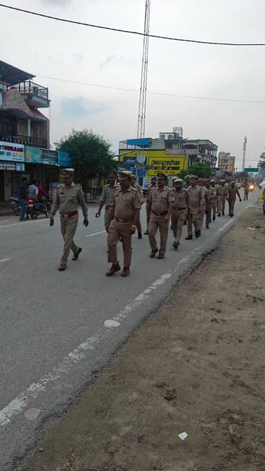 #एसपी_रामपुर के निर्देशन में थाना मिलकखानम #RampurPolice द्वारा आगामी त्यौहारो, अपराध नियन्त्रण, कानून/शान्ति व्यवस्था तथा जनमानस में सुरक्षा की भावना जागृत करने के दृष्टिगत थाना क्षेत्रान्तर्गत महत्वपूर्ण/भीड़-भाङ वाले स्थानो पर मय पुलिस बल पैदल गश्त की गयी।
#UPPolice
#FootPatrolling
#RampurPolice