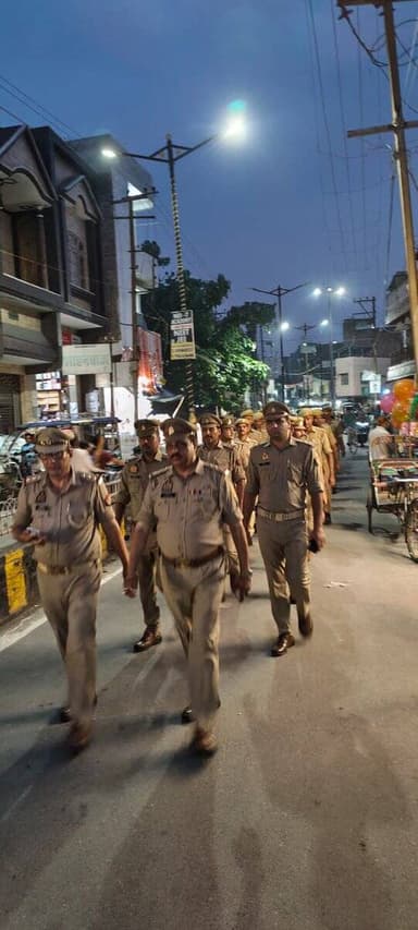#एसपी_रामपुर के निर्देशन में थाना गंज #RampurPolice द्वारा आगामी त्यौहारो, अपराध नियन्त्रण, कानून/शान्ति व्यवस्था तथा जनमानस में सुरक्षा की भावना जागृत करने के दृष्टिगत थाना क्षेत्रान्तर्गत महत्वपूर्ण/भीड़-भाङ वाले स्थानो पर मय पुलिस बल पैदल गश्त की गयी।
#UPPolice
#FootPatrolling
#RampurPolice