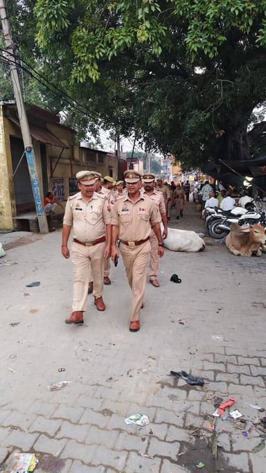 #एसपी_रामपुर के निर्देशन में थाना शाहबाद #RampurPolice द्वारा आगामी त्यौहारो, अपराध नियन्त्रण, कानून/शान्ति व्यवस्था तथा जनमानस में सुरक्षा की भावना जागृत करने के दृष्टिगत थाना क्षेत्रान्तर्गत महत्वपूर्ण/भीड़-भाङ वाले स्थानो पर मय पुलिस बल पैदल गश्त की गयी।
#UPPolice
#FootPatrolling
#RampurPolice