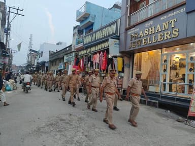 #एसपी_रामपुर के निर्देशन में थाना स्वार #RampurPolice द्वारा आगामी त्यौहारो, अपराध नियन्त्रण, कानून/शान्ति व्यवस्था तथा जनमानस में सुरक्षा की भावना जागृत करने के दृष्टिगत थाना क्षेत्रान्तर्गत महत्वपूर्ण/भीड़-भाङ वाले स्थानो पर मय पुलिस बल पैदल गश्त की गयी।
#UPPolice
#FootPatrolling
#RampurPolice