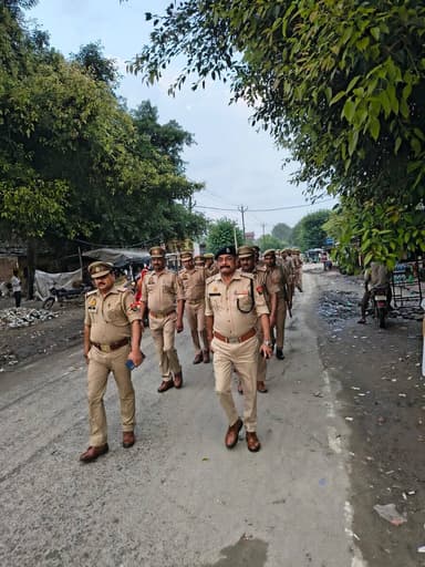 #एसपीˍरामपुर के निर्देशन में क्षेत्राधिकारी टण्डा द्वारा अपराध नियन्त्रण, कानून/शान्ति व्यवस्था तथा जनमानस में सुरक्षा की भावना जागृत करने के दृष्टिगत थाना अजीमनगर क्षेत्रान्तर्गत महत्वपूर्ण/भीड़-भाड वाले स्थानों पर मय पुलिस बल के पैदल गश्त की गयी । #UPPolice
#FootPetrolling
#RampurPolice