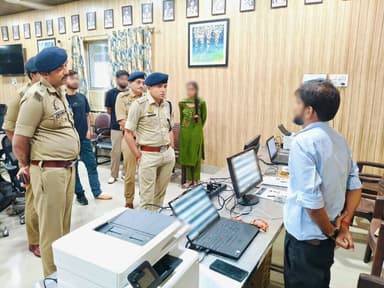 #एसपी_रामपुर द्वारा अपर पुलिस अधीक्षक, रामपुर के साथ आगामी होमगार्ड भर्ती की अभिलेख सत्यापन (Document Verification) एवं शारीरिक मानक परीक्षण (Physical Standard Test - DV/PST) को सकुशल, निष्पक्ष एवं सुव्यवस्थित ढंग से सम्पन्न कराए जाने के दृष्टिगत रिजर्व पुलिस लाइन, रामपुर में की गई तैयारियों एवं व्यवस्थाओं का निरीक्षण कर संबंधित को आवश्यक दिशा-निर्देश दिये ।
#UPPolice
#RampurPolice