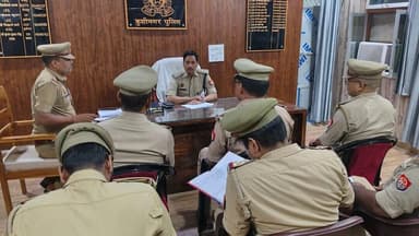 क्षेत्राधिकारी कसया द्वारा थाना कप्तानगंज पर लंबित विवेचनाओं के विवेचकों का अर्दली रूम किया गया। इस दौरान विवेचनाओं की समीक्षा की गई तथा लंबित अभियोगों के शीघ्र निस्तारण हेतु आवश्यक निर्देश दिए गए। #uppolice https://t.co/VKFHmT6tcD