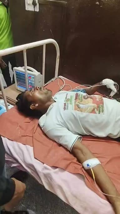 संभल मे रेस्क्यू के दौरान स्नैक्चर को कोबरा सांप ने डसा, डसने के बाद अस्पताल मे कराया भर्ती,चिकित्सकों की सूझबूझ से बची जान,अब तक सैकड़ो सर्प रेस्क्यू कर चुके है जाबुल, घटनाक्रम का वीडिओ वायरल, कैला देवी थाना क्षेत्र का मामला।