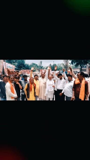 ए. एस. नोमानी की हुंकार: "अलग बुंदेलखंड ही विकास का आधार"
बांदा। बुंदेलखंड इंसाफ सेना के राष्ट्रीय अध्यक्ष ए. एस. नोमानी ने कहा कि जब तक बुंदेलखंड को पृथक राज्य का दर्जा नहीं मिलेगा, तब तक इस क्षेत्र का समग्र और संतुलित विकास संभव नहीं है। उन्होंने कहा कि बुंदेलखंड केवल एक भौगोलिक क्षेत्र नहीं, बल्कि समृद्ध इतिहास, संस्कृति और संघर्ष की पहचान है, जिसे वर्षों से पानी की कमी, बेरोज़गारी, पलायन, किसानों की समस्याओं, शिक्षा और स्वास्थ्य जैसी चुनौतियों का सामना करना पड़ रहा है।
उन्होंने कहा कि पृथक बुंदेलखंड राज्य बनने से स्थानीय आवश्यकताओं के अनुरूप योजनाएँ बन सकेंगी, प्रशासन अधिक जवाबदेह होगा और विकास कार्यों में तेजी आएगी। इससे सिंचाई, उद्योग, रोजगार, सड़क, शिक्षा, स्वास्थ्य और पर्यटन जैसे क्षेत्रों में नए अवसर विकसित होंगे।
बुंदेलखंड इंसाफ सेना की प्रमुख मांगें:
बुंदेलखंड को पृथक राज्य का दर्जा दिया जाए।
प्राकृतिक संसाधनों का पहला अधिकार स्थानीय जनता को मिले।
युवाओं के लिए उद्योग स्थापित कर स्थायी रोजगार उपलब्ध कराया जाए।
किसानों के लिए स्थायी सिंचाई, उचित मूल्य और आधुनिक कृषि सुविधाएँ सुनिश्चित की जाएँ।
शिक्षा एवं स्वास्थ्य सेवाओं को मजबूत और सुलभ बनाया जाए।
जल, जंगल, पहाड़ और पर्यावरण संरक्षण को सर्वोच्च प्राथमिकता दी जाए।
बुंदेलखंड के सर्वांगीण विकास के लिए विशेष विकास पैकेज लागू किया जाए।
इस अवसर पर ए. एस. नोमानी ने जनता से एकजुट होकर बुंदेलखंड के सम्मान, स्वाभिमान और समग्र विकास के लिए पृथक राज्य की मांग को मजबूत करने का आह्वान किया।
उन्होंने कहा, "बुंदेलखंड का एक ही नारा — अलग राज्य हमारा अधिकार। जब तक अलग राज्य नहीं बनेगा, विकास का सपना अधूरा रहेगा।"
UP 90 Creator
#अलग_बुंदेलखंड #Bundelkhand #ASNomani #BundelkhandInsafSena