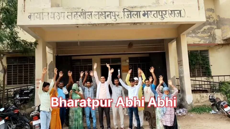 #भरतपुर। नदबई उप तहसील मुख्यालय लखनपुर स्थित विद्युत सबस्टेशन की बदहाल व्यवस्थाओं और अधिकारियों की अनुपलब्धता से परेशान ग्रामीणों का गुस्सा शनिवार को फूट पड़ा। समाजसेवी एडवोकेट महेश लखनपुर के नेतृत्व में बड़ी संख्या में ग्रामीणों ने सबस्टेशन पर प्रदर्शन कर व्यवस्थाओं में तत्काल सुधार की मांग की। ग्रामीणों का आरोप है कि लखनपुर सबस्टेशन के कनिष्ठ अभियंता (जेईएन) विशाल चौधरी को पिछले छह महीने से उच्चैन सबस्टेशन का अतिरिक्त प्रभार दिया हुआ है, जिसके कारण वे यहां नियमित उपलब्ध नहीं रहते। अधिकारी के न मिलने से उपभोक्ताओं को अपनी छोटी-छोटी समस्याओं के लिए भी 15 किलोमीटर दूर उच्चैन के चक्कर लगाने पड़ रहे हैं। इस अव्यवस्था की वजह से क्षेत्र में केबल जलने, क्षतिग्रस्त पोल, ट्रांसफार्मर खराब होने की रिपोर्ट, नए कृषि व घरेलू कनेक्शन और खराब मीटर बदलने जैसे कई महत्वपूर्ण कार्य लंबे समय से अटके हुए हैं। प्रदर्शनकारियों ने चेतावनी दी है कि यदि जल्द ही सबस्टेशन पर नियमित अधिकारी की नियुक्ति कर लंबित कार्यों का निस्तारण नहीं किया गया, तो वे अपने आंदोलन को और उग्र करेंगे।