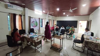 जिला प्रशासन, यूनिसेफ इंडिया एवं CMHLP के सहयोग से महिला एवं बाल विकास विभाग के अधिकारियों-कर्मचारियों के लिए MHPSS क्षमता-विकास प्रशिक्षण आयोजित किया गया। प्रशिक्षण के माध्यम से बच्चों एवं किशोरों के मानसिक स्वास्थ्य की पहचान, प्रभावी संवाद एवं मनोसामाजिक सहयोग से जुड़े व्यावहारिक कौशल विकसित किए जा रहे हैं।
#ChildProtection #MentalHealth #MHPSS #Kondagaon #UNICEFIndia Chhattisgarh