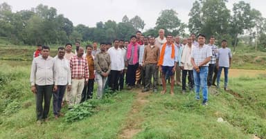 राष्ट्रीय मछुआरा दिवस पर कोण्डागांव के शासकीय मत्स्य बीज प्रक्षेत्र, कोपाबेड़ा में मत्स्य कृषक संगोष्ठी आयोजित की गई।
मछुआ सहकारी समितियों एवं मत्स्य कृषकों को एनएफडीपी पंजीयन, मत्स्यजीवी दुर्घटना बीमा, जलीय कृषि बीमा, किसान क्रेडिट कार्ड (केसीसी) सहित विभिन्न शासकीय योजनाओं की जानकारी दी गई। आधुनिक मत्स्य पालन एवं आत्मनिर्भर आजीविका को बढ़ावा देने पर विशेष जोर दिया गया।
#NationalFishermenDay #Kondagaon #MatsyaPalan #Chhattisgarh #ViksitChhattisgarh
