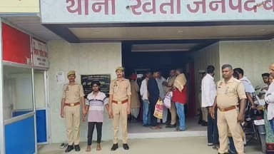 *थाना रेवती जनपद बलिया पुलिस द्वारा व्यपहरण,दुष्कर्म व पाक्सो एक्ट के मामले से सम्बन्धित 01 नफर वांछित अभियुक्त को किया गया गिरफ्तार तथा पीड़िता/अपहृता को सकुशल किया गया बरामद।*
*श्रीमान् पुलिस अधीक्षक जनपद बलिया श्री ओमवीर सिंह* के निर्देशन में जनपद में अपराध एवं अपराधियों पर अंकुश लगाये जाने हेतु चलाये जा रहे अभियान के क्रम में श्रीमान् अपर पुलिस अधीक्षक दक्षिणी महोदय श्री संजय कुमार वर्मा के निकट पर्यवेक्षण में व क्षेत्राधिकारी बैरिया महोदय श्री आलोक कुमार गुप्ता के कुशल नेतृत्व में थाना रेवती पुलिस टीम को मिली सफलता ।
उल्लेखनीय है कि दिनांक 19.05.2026 को वादी द्वारा थाना स्थानीय पर लिखित प्रार्थना पत्र दिया गया कि दिनांक 16-05-26 को शाम को करीब 6 बजे मेरे घर से गायब हो गई है। जब मै मजदुरी करके घर आया था तो घर पर नही मिली। इस आधार पर थाना स्थानीय द्वारा मु0अ0सं0 148/26 धारा 65(1),137(2),87 बीएनएस व 5L/6 पाक्सो एक्ट में पंजीकृत किया गया। उ0नि0 श्री छुन्ना सिंह मय हमराह का0 विशाल गौतम के रवानाशुदा रो0आम तारीख इमरोजा देखभाल क्षेत्र तलाश वांछित अभियुक्त व पेण्डिग विवेचना मु0अ0सं0 148/26 धारा 65(1),137(2),87 बीएनएस व 5L/6 पाक्सो एक्ट से मय गिरफ्तारशुदा 01 नफर अभियुक्त *अर्जुन कुमार पुत्र कामेश्वर राम ग्राम धरमपुर थाना हल्दी जनपद बलिया उम्र करीब 20 वर्ष* को पचरूखिया से बैरिया जाने वाले मार्ग के पास से समय 10.15 बजे गिरफ्तार कर नियमानुसार विधिक कार्यवाही पूर्ण कर मा0 न्यायालय भेजा गया । पीड़िता/अपहृता को पूर्व में ही सकुशल बरामद किया जा चुका है ।
*सम्बन्धित अभियोग-*
1. मु0अ0सं0 148/26 धारा 65(1),137(2),87 बीएनएस व 5L/6 पाक्सो एक्ट थाना रेवती जनपद बलिया
*गिरफ्तार करने वाली पुलिस टीम-*
1. उ0नि0 श्री छुन्ना सिंह थाना रेवती जनपद बलिया
2. का0 विशाल गौतम थाना रेवती जनपद बलिया
*सोशल मीडिया सेल*
*बलिया पुलिस*