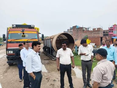 *कटहल नाला, मेडिकल बाईपास और बाढ़ शरणालय का डीएम ने किया औचक निरीक्षण*
*लापरवाही बर्दाश्त नहीं, विकास कार्यों में तेजी लाने का डीएम का आदेश*
*एनएच-31 पर गंदगी और झाड़ियों पर भड़के जिलाधिकारी*
*निर्माण कार्यों की गुणवत्ता जांचने पहुंचे जिलाधिकारी, अधिकारियों को लगाई कड़ी फटकार*
बलिया। जिलाधिकारी मंगला प्रसाद सिंह ने शनिवार को शहर के विभिन्न विकास कार्यों का स्थलीय निरीक्षण कर निर्माण कार्यों की प्रगति का जायजा लिया। इस दौरान उन्होंने परमानंदापुर स्थित कटहल नाला, मेडिकल बाईपास, माल्देपुर क्षेत्र तथा महावीर घाट पर निर्माणाधीन बाढ़ शरणालय का निरीक्षण किया और संबंधित अधिकारियों एवं कार्यदायी संस्थाओं को आवश्यक दिशा- निर्देश दिए। परमानंदापुर में कटहल नाला निर्माण कार्य का निरीक्षण करते हुए जिलाधिकारी ने कार्य में लापरवाही और धीमी प्रगति पर नाराजगी जताई। उन्होंने कार्यदायी संस्था को कड़ी फटकार लगाते हुए निर्माण कार्य में तेजी लाने और गुणवत्ता के साथ समयबद्ध ढंग से कार्य पूरा करने के निर्देश दिए। इसके बाद जिलाधिकारी ने मेडिकल बाईपास रोड का निरीक्षण किया। उन्होंने अधिकारियों को निर्देशित किया कि बाईपास का मार्किंग कार्य शीघ्र पूरा कराया जाए। माल्देपुर से निर्माण कार्य प्रारंभ करते हुए सड़क की चौड़ाई का चिन्हांकन किया जाए। साथ ही अवैध अतिक्रमण हटाने, जहां मिट्टी की कटाई और नाली निर्माण होना है वहां तत्काल कार्य शुरू कराने के निर्देश भी दिए। माल्देपुर पहुंचकर जिलाधिकारी ने राष्ट्रीय राजमार्ग-31 के बीच उगी घास तथा सड़क किनारे फैले छोटे पौधों और झाड़ियों पर नाराजगी व्यक्त की। उन्होंने संबंधित विभाग को तत्काल साफ-सफाई अभियान चलाकर सड़क को व्यवस्थित रखने के निर्देश दिए।जिलाधिकारी ने महावीर घाट स्थित निर्माणाधीन बाढ़ शरणालय पहुंचे। उन्होंने शरणालय की ऊंचाई, निर्माण में प्रयुक्त सरिया की गुणवत्ता और अन्य तकनीकी पहलुओं की जानकारी ली। उन्होंने बाउंड्रीवॉल का कार्य शीघ्र पूर्ण कराने तथा जहां पिलर लगाने की आवश्यकता है वहां तत्काल पिलर डालकर बाउंड्रीवॉल का निर्माण कराने के निर्देश दिए। उन्होंने निर्माण कार्य को पूरी मजबूती और निर्धारित मानकों के अनुरूप पूरा करने पर विशेष जोर दिया। जिलाधिकारी ने स्पष्ट किया कि सभी विकास परियोजनाओं में गुणवत्ता और समयबद्धता से किसी भी प्रकार का समझौता स्वीकार नहीं किया जाएगा तथा लापरवाही बरतने वालों के विरुद्ध कार्रवाई की जाएगी। निरीक्षण में एसडीएम सदर अभिनेंद्र सिंह, एडीएम अनिल कुमार, पीडब्ल्यूडी एशियन, आपदा विभाग से पियूष सिंह एवं अन्य अधिकारीगण उपस्थित रहे।