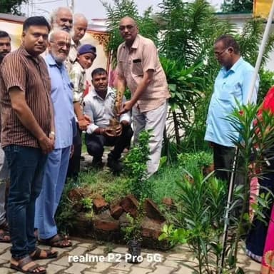स्कूल चलो अभियान के तहत रैली निकाली, वागीश्वरी साहित्य परिषद ने किया पौधारोपण
कोंच। ग्राम नरी स्थित प्राथमिक विद्यालय में वागीश्वरी साहित्य परिषद, कोंच के तत्वावधान में स्कूल चलो अभियान के तहत जागरूकता रैली निकाली गई और पौधारोपण कार्यक्रम आयोजित किया गया। कार्यक्रम का शुभारंभ परिषद के अध्यक्ष मयंक मोहन गुप्ता, वरिष्ठ साहित्यकार संतोष तिवारी, आशाराम मिश्रा, चतुर्भुज चंदेरिया, वैदेहीशरण झा, अक्षत गुप्ता, डॉ. हरपाल सिंह यादव व डॉ. ज्ञानचंद ने मां शारदे की प्रतिमा पर दीप प्रज्वलित कर किया। अतिथियों ने विद्यालय परिसर में फलदार, औषधीय एवं छायादार पौधे रोपकर उनके संरक्षण का संकल्प दिलाया। कार्यक्रम में हेडमास्टर रामसनेही राजपूत, सहायक अध्यापक रुचिर नायक, भीम प्रकाश, संगीता वर्मा, प्रीति खरे, छात्र-छात्राएं, अभिभावक एवं ग्रामीण मौजूद रहे।
