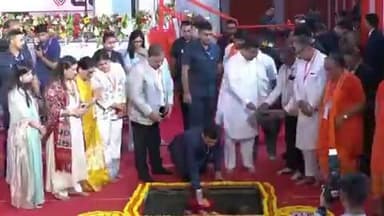 🏭 पश्चिम बंगाल में ₹600 करोड़ के Lux Cozi प्लांट का शिलान्यास
कोलकाता: पश्चिम बंगाल में Lux Cozi के ₹600 करोड़ के नए विनिर्माण (मैन्युफैक्चरिंग) प्लांट का शिलान्यास किया गया। कार्यक्रम में विधानसभा में नेता प्रतिपक्ष सुवेंदु अधिकारी भी मौजूद रहे।
कंपनी के अनुसार, इस परियोजना से लगभग 9,000 रोजगार के अवसर सृजित होने की उम्मीद है। नए प्लांट से राज्य के औद्योगिक विकास और विनिर्माण क्षेत्र को भी बढ़ावा मिलने की संभावना है।
#WestBengal #LuxCozi #SuvenduAdhikari #Industry #Investment #Jobs #Business #BreakingNews #IndiaNews
