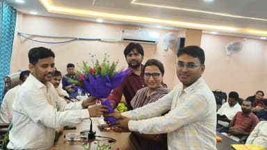 अमरपुर के लोकप्रिय बीडीओ प्रतीक राज को भावभीनी विदाई, विकास कार्यों और जनसेवा के लिए किया गया सम्मानित।
जनता के बीच अपनी सादगी, ईमानदारी और विकास कार्यों की पहचान बना चुके बीडीओ प्रतीक राज का तबादला सुल्तानगंज हो गया। शनिवार को आयोजित विदाई समारोह में जनप्रतिनिधियों, अधिकारियों, कर्मचारियों और सैकड़ों लोगों ने उन्हें फूल-मालाओं, अंगवस्त्र और स्मृति-चिह्न देकर सम्मानित किया।
अपने कार्यकाल में उन्होंने विकास योजनाओं को गति दी, जन शिकायतों का त्वरित समाधान किया और प्रशासन तथा जनता के बीच विश्वास की मजबूत मिसाल कायम की। विदाई के दौरान उनका यह कहना कि "अमरपुर का प्यार और अपनापन मेरे जीवन की अमूल्य पूंजी है" सुनकर कई लोग भावुक हो गए।
🙏 क्या ऐसे जनहितैषी और संवेदनशील अधिकारियों की संख्या बढ़नी चाहिए? अपनी राय कमेंट में जरूर बताइए।
#Amarpur #Banka #BDOPratikRaj #Farewell #BiharNews #Development #PublicService #AmarpurNews #BankaNews