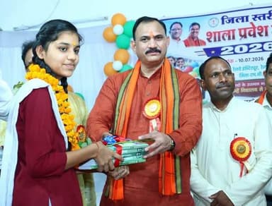 जिले में शाला प्रवेश उत्सव 2026 उत्साह, उमंग एवं हर्षाेल्लास के साथ मनाया गया। जिला स्तरीय मुख्य कार्यक्रम मनेन्द्रगढ़ स्थित रेलवे इंस्टिट्यूट, रेलवे कॉलोनी में आयोजित हुआ। कार्यक्रम के मुख्य अतिथि छत्तीसगढ़ शासन के स्वास्थ्य एवं परिवार कल्याण मंत्री श्री श्याम बिहारी जायसवाल रहे। कार्यक्रम का शुभारंभ दीप प्रज्ज्वलन के साथ हुआ। इसके पश्चात जिला शिक्षा अधिकारी श्री रविकांत यादव ने स्वागत उद्बोधन देते हुए जिले में शिक्षा विभाग की उपलब्धियों, शैक्षणिक गतिविधियों तथा आगामी लक्ष्यों की जानकारी दी। इस अवसर पर योग आयोग के अध्यक्ष श्री संजय अग्रवाल, जिलाध्यक्ष श्रीमती चंपादेवी पावले ,कलेक्टर सुश्री संतन देवी जांगड़े, पुलिस अधीक्षक श्रीमती रत्ना सिंह, नगरपालिका परिषद मनेन्द्रगढ़ की अध्यक्ष श्रीमती प्रतिमा यादव, नगर पंचायत झगराखांड की अध्यक्ष श्रीमती रीमा यादव, जिला पंचायत अध्यक्ष, जनपद पंचायत अध्यक्ष, अन्य जनप्रतिनिधि एवं विभिन्न विभागों के अधिकारी उपस्थित रहे। सभी अतिथियों ने नवप्रवेशी बच्चों का तिलक लगाकर, मिठाई खिलाकर तथा नई पाठ्यपुस्तकें भेंट कर उनका आत्मीय स्वागत किया और उज्ज्वल भविष्य की शुभकामनाएं दीं।
#chhattisgarh #mcbdistrict