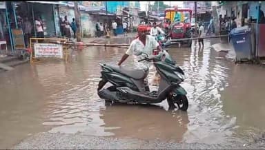 सहरसा में बदहाल सड़क पर फूटा लोगों का गुस्सा, चार घंटे जाम के बाद मेयर ने 15 दिन में आरसीसी सड़क निर्माण का दिया भरोसा.....see more