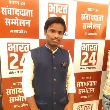 13 सितम्बर 2022 मेरे पत्रकारिता जीवन का एक यादगार दिन रहा। इसी दिन नेशनल न्यूज़ चैनल भारत 24 की मध्यप्रदेश में लॉन्चिंग के अवसर पर प्रदेश के सभी जिलों और विधानसभा क्षेत्रों के संवाददाताओं का सम्मेलन आयोजित किया गया था।
इस दौरान भारत 24 के CEO, Editor-in-Chief एवं पूर्व IAS अधिकारी जगदीश चंद्र जी से मिलने और उनका मार्गदर्शन सुनने का अवसर मिला। उनके अनुभवों ने इलेक्ट्रॉनिक मीडिया की कार्यशैली, जिम्मेदारियों और पत्रकारिता के मूल्यों को गहराई से समझने का अवसर दिया।
इस कार्यक्रम में तत्कालीन मध्यप्रदेश के गृह मंत्री डॉ. नरोत्तम मिश्रा जी तथा तत्कालीन मध्यप्रदेश विधानसभा अध्यक्ष श्री गिरीश गौतम जी की उपस्थिति ने आयोजन को और भी विशेष बना दिया।
#burhanpur #bharat24 #photography #lifestyle #journalism