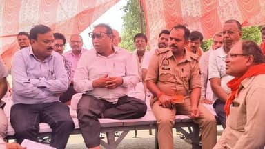 बांदा: 6.50 लाख रुपये की चोरी का आठ दिन बाद भी खुलासा नहीं, व्यापारियों ने शुरू की अनिश्चितकालीन हड़ताल
गल्ला मंडी में धरना-प्रदर्शन, पुलिस की कार्यशैली पर उठे सवाल
व्यापार मंडल की चेतावनी—जल्द कार्रवाई नहीं हुई तो होगा बड़ा आंदोलन
✒️रिपोर्ट राजेश सिंह
(उत्तर प्रदेश)। बांदा की गल्ला मंडी में हुई 6 लाख 50 हजार रुपये और चांदी के सिक्कों की चोरी का आठ दिन बीत जाने के बावजूद खुलासा न होने पर व्यापारियों का आक्रोश खुलकर सामने आ गया है। पूर्व घोषित कार्यक्रम के तहत व्यापारियों ने अनिश्चितकालीन हड़ताल शुरू कर धरना-प्रदर्शन किया। व्यापारियों का आरोप है कि अब तक केवल आश्वासन मिले हैं, जबकि घटना का खुलासा नहीं हो सका है।
बांदा। गल्ला मंडी में हुई लाखों रुपये की चोरी के मामले में पुलिस की जांच से असंतुष्ट व्यापारियों ने शनिवार को बड़ा आंदोलन शुरू कर दिया। बांदा उद्योग व्यापार मंडल के नेतृत्व में व्यापारियों ने मंडी में अनिश्चितकालीन हड़ताल का ऐलान करते हुए धरना-प्रदर्शन शुरू कर दिया।
व्यापारियों का कहना है कि चोरी की घटना को आठ दिन बीत चुके हैं, लेकिन पुलिस अभी तक किसी ठोस निष्कर्ष पर नहीं पहुंच सकी है। उनका आरोप है कि मामले में लगातार केवल आश्वासन दिए जा रहे हैं, जबकि अपराधियों की गिरफ्तारी और चोरी गए सामान की बरामदगी अब तक नहीं हो सकी।
धरने के दौरान व्यापारियों ने चेतावनी दी कि यदि जल्द ही मामले का खुलासा नहीं किया गया, तो आसपास की मंडियों को भी बंद कराया जाएगा। साथ ही आवश्यकता पड़ने पर आमरण अनशन सहित व्यापक जनआंदोलन शुरू किया जाएगा।
इस बीच, मौके पर पहुंचे नगर मजिस्ट्रेट और मंडी सचिव ने व्यापारियों से वार्ता की। अधिकारियों ने भरोसा दिलाया कि चोरी के मामले के शीघ्र खुलासे के लिए पुलिस सक्रियता से कार्य कर रही है तथा मंडी की अन्य समस्याओं के समाधान के लिए भी आवश्यक कदम उठाए जाएंगे।
फिलहाल व्यापारियों ने प्रशासन को चेतावनी देते हुए कहा है कि जब तक ठोस कार्रवाई नहीं होती, तब तक उनका आंदोलन जारी रहेगा।
यह मामला केवल एक चोरी की घटना तक सीमित नहीं है, बल्कि व्यापारियों के सुरक्षा विश्वास से भी जुड़ा हुआ है। अब सभी की निगाहें पुलिस जांच और प्रशासन के अगले कदम पर टिकी हैं। यदि जल्द सकारात्मक परिणाम सामने नहीं आते, तो आंदोलन और व्यापक होने की संभावना जताई जा रही है।
🟥 ND NEWS | दैनिक निष्पक्ष धारा की अपील
एनडी न्यूज़ आमजन और व्यापारिक संगठनों से अपील करता है कि अपने विरोध को शांतिपूर्ण और कानूनसम्मत तरीके से रखें। वहीं प्रशासन से अपेक्षा है कि मामले की निष्पक्ष, पारदर्शी और त्वरित जांच कर दोषियों को कानून के दायरे में लाया जाए, ताकि व्यापारियों का विश्वास बहाल हो सके और भविष्य में ऐसी घटनाओं की पुनरावृत्ति न हो।
जनहित में सुझाव
बाजारों में सीसीटीवी, सुरक्षा गार्ड और रात्रि गश्त की व्यवस्था मजबूत की जाए।
व्यापारी बड़ी नकदी के सुरक्षित प्रबंधन और बैंकिंग व्यवस्था का उपयोग करें।
संदिग्ध गतिविधियों की सूचना तत्काल पुलिस को दें।
पुलिस और व्यापारिक संगठनों के बीच नियमित संवाद स्थापित किया जाए।
👇👇
#NDNews #दैनिकनिष्पक्षधारा #Banda #GallaMandi #TheftCase #TraderProtest #BandaPolice #UPPolice #BreakingNews #UttarPradesh #LawAndOrder
👇👇👇👇👇
@dgpup
@RSSorg
@UPGovt
@RSSgeet
@wpl1090
@Uppolice
@MIB_India
@PMOIndia
@HMOIndia
@VHPDigital
@InfoDeptUP
@myogioffice
@homeupgov
@CMOUP_RC
@CMOfficeUP
@ChiefSecyUP
@ChiefSecyUP
@MahantYogiG
@UpPolicemitra
@BajrangDalOrg
@UPPViralCheck
@rashtrapatibhvn
@112UttarPradesh
@UPMahilakalyan
@myogiadityanath
@bandapolice
👇👇
🟥 ND NEWS | दैनिक निष्पक्ष धारा
मुख्य संपादक / संस्थापक: राजन सिंह हाड़ा
सह-संपादक: शालिनी सिंह भदौरिया
✒️ रिपोर्ट: राजेश सिंह, एनडी न्यूज़ बांदा
📍 कार्यालय-3: U158, हीरा स्वीट्स के पास, विकास मार्ग, लक्ष्मी नगर, पूर्वी दिल्ली, पिन कोड – 110092 (NCR)
📍 कार्यालय-2: विधानसभा रोड, बर्लिंगटन चौराहा, लखनऊ – 226001 (UP)
📍 कार्यालय-1: 1/1 अटल बिहारी चौराहा, नियर बर्मा चौराहा, फतेहपुर – 212601 (UP)
📅 दिनांक: 12 जुलाई 2026
📆 दिन: रविवार
📧 Email: ndnewschannel@gmail.com
📞 मोबाइल: 9696119696