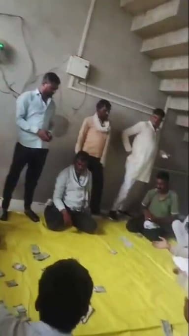 बांदा: मेडिकल कॉलेज के पास कथित जुए के अड्डे का वायरल वीडियो, कानून-व्यवस्था पर उठे सवाल
जमुनी पुरवा क्षेत्र का बताया जा रहा वीडियो सोशल मीडिया पर वायरल, जांच की मांग तेज
वीडियो की आधिकारिक पुष्टि नहीं, पुलिस कार्रवाई पर टिकीं लोगों की निगाहें
✒️रिपोर्ट राजेश श्रीवास्तव
बांदा (उत्तर प्रदेश) मेडिकल कॉलेज के समीप जमुनी पुरवा क्षेत्र का बताया जा रहा एक कथित वीडियो सोशल मीडिया पर तेजी से वायरल हो रहा है। वीडियो में कथित रूप से जुआ खेले जाने का दावा किया जा रहा है, जिसके बाद स्थानीय स्तर पर कानून-व्यवस्था और निगरानी व्यवस्था को लेकर सवाल उठने लगे हैं। हालांकि, वायरल वीडियो की स्वतंत्र रूप से पुष्टि नहीं हुई है और प्रशासन की ओर से भी अभी तक कोई आधिकारिक बयान सामने नहीं आया है।
बांदा। जहां एक ओर मेडिकल कॉलेज जैसे संस्थान लोगों के जीवन और स्वास्थ्य से जुड़े होते हैं, वहीं उसी क्षेत्र के आसपास कथित रूप से जुए का फड़ संचालित होने का दावा करने वाला एक वायरल वीडियो चर्चा का विषय बन गया है। बताया जा रहा है कि यह वीडियो मेडिकल कॉलेज के पास स्थित जमुनी पुरवा क्षेत्र का है।
स्थानीय लोगों का कहना है कि यदि वीडियो वास्तविक है, तो यह केवल अवैध जुआ संचालन का मामला नहीं बल्कि कानून-व्यवस्था और निगरानी व्यवस्था पर भी गंभीर प्रश्न खड़े करता है। लोगों का मानना है कि सार्वजनिक स्थानों पर इस प्रकार की गतिविधियां अपराध को बढ़ावा देने के साथ-साथ सामाजिक वातावरण को भी प्रभावित करती हैं।
हालांकि, इस वायरल वीडियो की स्वतंत्र रूप से पुष्टि नहीं हुई है। यह भी स्पष्ट नहीं है कि वीडियो कब रिकॉर्ड किया गया और उसमें दिखाई दे रहे दृश्य वास्तव में उसी स्थान के हैं या नहीं। इसलिए मामले की वास्तविकता केवल पुलिस जांच और आधिकारिक पुष्टि के बाद ही स्पष्ट हो सकेगी।
स्थानीय नागरिकों ने प्रशासन से मांग की है कि वायरल वीडियो की तकनीकी और निष्पक्ष जांच कराई जाए। यदि जांच में आरोप सही पाए जाते हैं, तो केवल जुआ खेलने वालों ही नहीं, बल्कि इस कथित गतिविधि के आयोजकों और संरक्षण देने वालों के विरुद्ध भी सख्त कानूनी कार्रवाई सुनिश्चित की जाए।
सोशल मीडिया पर वायरल होने वाले वीडियो कई बार गंभीर सवाल खड़े करते हैं, लेकिन निष्कर्ष तक पहुंचने से पहले तथ्यों की पुष्टि आवश्यक होती है। अब इस मामले में पुलिस और प्रशासन की जांच पर सबकी निगाहें टिकी हैं। जांच रिपोर्ट आने के बाद ही पूरे प्रकरण की वास्तविक स्थिति स्पष्ट हो सकेगी।
🟥 ND NEWS | दैनिक निष्पक्ष धारा की अपील
एनडी न्यूज़ आमजन से अपील करता है कि किसी भी वायरल वीडियो को अंतिम सत्य मानकर साझा करने से पहले उसकी पुष्टि का इंतजार करें। यदि आपके क्षेत्र में किसी प्रकार की अवैध गतिविधि संचालित हो रही है, तो उसकी सूचना संबंधित पुलिस और प्रशासन को दें। प्रशासन से भी अपेक्षा है कि मामले की निष्पक्ष, पारदर्शी और समयबद्ध जांच कर जनता के सामने तथ्य प्रस्तुत किए जाएं।
जनहित में सुझाव
अवैध जुआ, सट्टा या अन्य गैरकानूनी गतिविधियों की सूचना तत्काल पुलिस को दें।
अपुष्ट वीडियो या अफवाहों को बिना सत्यापन के साझा न करें।
युवाओं को जुए और नशे जैसी सामाजिक बुराइयों से दूर रहने के लिए प्रेरित करें।
प्रशासन नियमित गश्त और निगरानी बढ़ाए ताकि ऐसी गतिविधियों पर प्रभावी अंकुश लगाया जा सके।
👇👇👇
#NDNews #दैनिकनिष्पक्षधारा #Banda #MedicalCollege #JamuniPurwa #ViralVideo #IllegalGambling #UPPolice #LawAndOrder #BreakingNews #UttarPradesh
👇👇👇👇
@dgpup
@RSSorg
@UPGovt
@RSSgeet
@wpl1090
@Uppolice
@MIB_India
@PMOIndia
@HMOIndia
@VHPDigital
@InfoDeptUP
@myogioffice
@homeupgov
@CMOUP_RC
@CMOfficeUP
@ChiefSecyUP
@ChiefSecyUP
@MahantYogiG
@UpPolicemitra
@BajrangDalOrg
@UPPViralCheck
@rashtrapatibhvn
@112UttarPradesh
@UPMahilakalyan
@myogiadityanath
@bandapolice
👇👇👇
🟥 ND NEWS | दैनिक निष्पक्ष धारा
मुख्य संपादक / संस्थापक: राजन सिंह हाड़ा
सह-संपादक: शालिनी सिंह भदौरिया
✒️ रिपोर्ट: राजेश सिंह, एनडी न्यूज़ बांदा
📍 कार्यालय-3: U158, हीरा स्वीट्स के पास, विकास मार्ग, लक्ष्मी नगर, पूर्वी दिल्ली, पिन कोड – 110092 (NCR)
📍 कार्यालय-2: विधानसभा रोड, बर्लिंगटन चौराहा, लखनऊ – 226001 (UP)
📍 कार्यालय-1: 1/1 अटल बिहारी चौराहा, नियर बर्मा चौराहा, फतेहपुर – 212601 (UP)
📅 दिनांक: 12 जुलाई 2026
📆 दिन: रविवार
📧 Email: ndnewschannel@gmail.com
📞 मोबाइल: 9696119696