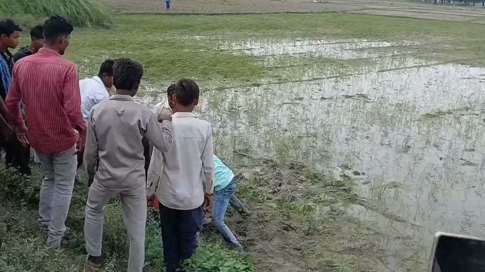 प्रयागराज: तेज रफ्तार ट्रैक्टर-ट्रॉली की टक्कर से बुजुर्ग महिला की दर्दनाक मौत
धान की रोपाई के लिए जा रही थीं 60 वर्षीय रामरति, हादसे से गांव में शोक
घूरपुर पुलिस ने ट्रैक्टर-ट्रॉली कब्जे में लेकर चालक को हिरासत में लिया, जांच शुरू
✒️ रिपोर्ट सहयोगी प्रमोद व सुनील यादव के साथ राजेश सोनकर
(उत्तर प्रदेश)। प्रयागराज के घूरपुर थाना क्षेत्र में शनिवार शाम एक दर्दनाक सड़क हादसे में 60 वर्षीय महिला की मौत हो गई। पुलिस के अनुसार, तेज रफ्तार ट्रैक्टर-ट्रॉली की टक्कर से महिला की घटनास्थल पर ही मृत्यु हो गई। हादसे के बाद चालक के भागने का प्रयास करने की सूचना है, लेकिन स्थानीय लोगों की मदद से उसे पकड़कर पुलिस के हवाले कर दिया गया। पुलिस मामले की जांच कर रही है।
प्रयागराज। घूरपुर थाना क्षेत्र के पंवर गांव में शनिवार शाम एक तेज रफ्तार ट्रैक्टर-ट्रॉली ने सड़क किनारे जा रही 60 वर्षीय महिला को टक्कर मार दी। हादसा इतना भीषण था कि महिला की मौके पर ही मौत हो गई। घटना के बाद पूरे गांव में शोक का माहौल है।
जानकारी के अनुसार, रामरति (60) पत्नी स्वर्गीय लाल जी, शनिवार शाम लगभग 4:30 बजे गांव से सुक्खू का पूरा धान की रोपाई के लिए जा रही थीं। जब वह बड़े तारा तालाब के पास पहुंचीं, तभी गौहनिया की ओर से आ रही तेज रफ्तार ट्रैक्टर-ट्रॉली ने उन्हें जोरदार टक्कर मार दी। टक्कर लगने से वह सड़क पर दूर जा गिरीं और गंभीर चोटों के कारण उनकी घटनास्थल पर ही मृत्यु हो गई।
घटना की जानकारी मिलते ही बड़ी संख्या में ग्रामीण मौके पर पहुंच गए। प्रत्यक्षदर्शियों के अनुसार, हादसे के बाद चालक वाहन लेकर भागने का प्रयास कर रहा था, लेकिन स्थानीय लोगों ने तत्परता दिखाते हुए ट्रैक्टर-ट्रॉली और चालक को रोक लिया तथा पुलिस के हवाले कर दिया।
सूचना मिलने पर मृतका के परिजन भी घटनास्थल पर पहुंच गए। रामरति अपने पीछे चार बच्चों सहित भरा-पूरा परिवार छोड़ गई हैं। उनकी असामयिक मृत्यु से परिजनों का रो-रोकर बुरा हाल है और पूरे गांव में शोक की लहर दौड़ गई है।
घूरपुर थाना पुलिस ने मौके पर पहुंचकर शव का पंचनामा भरकर पोस्टमार्टम के लिए भेज दिया है। पुलिस का कहना है कि दुर्घटना के सभी पहलुओं की जांच की जा रही है तथा जांच के आधार पर चालक के विरुद्ध नियमानुसार कानूनी कार्रवाई की जाएगी।
यह हादसा एक बार फिर तेज रफ्तार और लापरवाही से वाहन चलाने के गंभीर परिणामों की याद दिलाता है। पुलिस ने मामले की जांच शुरू कर दी है और पोस्टमार्टम रिपोर्ट सहित अन्य साक्ष्यों के आधार पर आगे की कार्रवाई की जाएगी।
🟥 ND NEWS | दैनिक निष्पक्ष धारा की अपील
एनडी न्यूज़ एवं दैनिक निष्पक्ष धारा वाहन चालकों से अपील करता है कि ग्रामीण क्षेत्रों, खेतों के मार्गों और आबादी वाले इलाकों में निर्धारित गति सीमा का पालन करें। प्रशासन से भी अपेक्षा है कि लापरवाह वाहन चालकों के विरुद्ध प्रभावी कार्रवाई सुनिश्चित की जाए, ताकि ऐसे हादसों की पुनरावृत्ति रोकी जा सके।
जनहित में सुझाव
तेज गति से वाहन चलाने से बचें।
ग्रामीण एवं आबादी वाले क्षेत्रों में विशेष सावधानी बरतें।
सड़क पार करते समय दोनों ओर देखकर ही आगे बढ़ें।
दुर्घटना होने पर तुरंत पुलिस और एम्बुलेंस को सूचना दें।
सड़क सुरक्षा नियमों का पालन कर स्वयं और दूसरों का जीवन सुरक्षित रखें।
👇👇👇
#NDNews #दैनिकनिष्पक्षधारा #Prayagraj #Ghoorpur #RoadAccident #RoadSafety #UPPolice #BreakingNews #UttarPradesh #TrafficSafety #AccidentNews
👇👇👇👇
@dgpup
@UPGovt
@RSSorg
@Uppolice
@wpl1090
@RSSgeet
@MIB_India
@PMOIndia
@HMOIndia
@VHPDigital
@CMOUP_RC
@myogioffice
@InfoDeptUP
@CMOfficeUP
@UPPRD1948
@ChiefSecyUP
@MahantYogiG
@ChiefSecyUP
@BajrangDalOrg
@myogiadityanath
@112UttarPradesh
@UPPViralCheck
@UpPolicemitra
@prayagraj_pol
@ADGZonPrayagraj
@DM_PRAYAGRAJ
@CommissionerPrg
@NigamPrayagraj
@Prayagraj_TP
@PROdefprayagraj
👇👇
🟥 ND NEWS | दैनिक निष्पक्ष धारा
मुख्य संपादक / संस्थापक: राजन सिंह हाड़ा
सह-संपादक: शालिनी सिंह भदौरिया
✒️ रिपोर्ट: सहयोगी प्रमोद व सुनील यादव के साथ राजेश सोनकर
📍 कार्यालय-3: U158, हीरा स्वीट्स के पास, विकास मार्ग, लक्ष्मी नगर, पूर्वी दिल्ली, पिन कोड – 110092 (NCR)
📍 कार्यालय-2: विधानसभा रोड, बर्लिंगटन चौराहा, लखनऊ – 226001 (UP)
📍 कार्यालय-1: 1/1 अटल बिहारी चौराहा, नियर बर्मा चौराहा, फतेहपुर – 212601 (UP)
📅 दिनांक: 12 जुलाई 2026
📆 दिन: रविवार
📧 Email: ndnewschannel@gmail.com
📞 मोबाइल: 9696119696