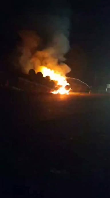 ग्रेनाइट से भरा अनियंत्रित ट्रक पलटा; मलबे में दबे खलासी की आग में जलने से मौत, चालक घायल #aag #live