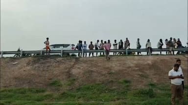 #से*क्स रैकेट का विरोध "बंटी यादव" को जान गवांकर चुकानी पड़ी, 4 दिन पहले पटना महावीर मंदिर के पास से हुआ था अपहरण, आज पटना के अथमागोला थाना क्षेत्र में सबनिमा गांव के समीप बख्तियारपुर-मोकामा हाईवे किनारे गड्ढे में मिली लाश, बाढ़ एसडीपीओ रामकृष्ण जांच में जुटे, वही कोतवाली पुलिस सूचना मिलते ही पहुंची बाढ़ मामले की जांच शुरू..... Part...
Khabar Junction Live Arun Kumar CMO Bihar Samrat Choudhary