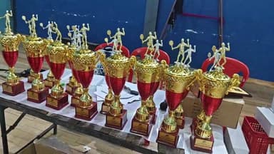 स्पोर्ट्स क्लब नूरपुर द्वारा आयोजित एक दिवसीय प्रतियोगिता के विभिन्न वर्ग के चल रहे फाइनल मैच..90+ वर्ग में NDRF और हमीरपुर के बीच चल रहा मैच..डीएसपी चंद्रपाल सिंह है समापन समारोह के मुख्यतिथि