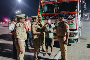 पुलिस अधीक्षक @shraddha_pn के निर्देशन में यातायात पुलिस व थाना पुलिस द्वारा परिवहन विभाग के साथ संयुक्त टीम बनाकर मोडिफाइड साइलेंसर, प्रेशर हॉर्न, हूटर, फाल्टी नम्बर प्लेट व शराब पीकर वाहन चलाने वाले चालकों के विरुद्ध की गयी सख्त कार्यवाही ।
@uptrafficpolice
@Uppolice https://t.co/9XnII0av2A