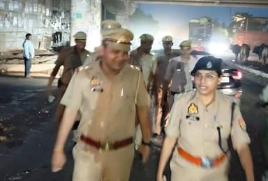 एटा – क्षेत्राधिकारी नगर कीर्तिका सिंह द्वारा आमजन में सुरक्षा की भावना उत्पन्न करने के उद्देश्य से भारी पुलिस बल सहित थाना कोतवाली देहात क्षेत्रांतर्गत की गई पैदल गस्त तथा होटल, ढाबा, शराब के ठेके आदि की चैकिंग की गई।
#uppolice https://t.co/YUmah3iZr8