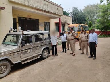 परिवहन विभाग एवं ट्रैफिक पुलिस के संयुक्त अभियान में अनाधिकृत स्कूल वाहनों एवं यातायात नियमों का उल्लंघन करने वालों के विरुद्ध प्रभावी कार्रवाई की गई।
सुरक्षित यातायात एवं सड़क दुर्घटनाओं में कमी लाने हेतु अभियान निरंतर जारी रहेगा।
#UPPolice #RoadSafety #TrafficPolice https://t.co/wnMsA53cds