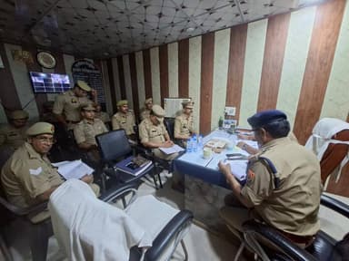 अपर पुलिस अधीक्षक नगर द्वारा सर्किल स्याना के सभी थानों की पुलिस का किया गया अर्दली रूम तथा आगामी त्यौहार काँवड व लम्बित विवेचनाओं के संबंध में दिए गए आवश्यक दिशा-निर्देश।
#UPPolice
#BulandshahrPolice https://t.co/QY0cRCSetb