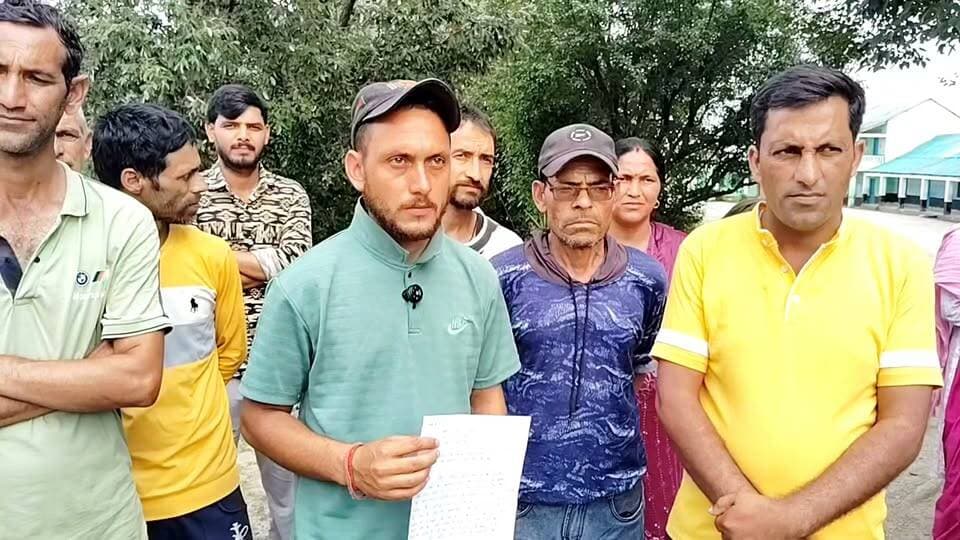 खरोठी पंचायत की ग्राम सभा में ग्रामीणों की सराहनीय सोच।
Suneel Pahadi ✍️
ग्रामीणों ने कहा कि हमें अगले पाँच वर्षों तक कोई व्यक्तिगत लाभ नहीं चाहिए, बल्कि हमारी प्राथमिकता पंचायत और गांव का विकास है। ग्राम सभा में प्रस्ताव रखा गया कि गांव के लिए सड़क निर्माण को प्राथमिकता दी जाए और सरकार से इसे जल्द स्वीकृति देने की मांग की जाए।
ग्रामीणों का कहना है कि यदि सड़क बनेगी, तो पूरे क्षेत्र के विकास का रास्ता खुलेगा और सभी को इसका लाभ मिलेगा।
✍️ सुनील पहाड़ी | पहाड़ी न्यूज़
#खरोठी_पंचायत #ग्रामसभा #सड़क_निर्माण #गांव_का_विकास #सलूणी #चंबा #हिमाचलप्रदेश #PahadiNews #LocalNews #VillageDevelopment #PublicVoice #HimachalNews