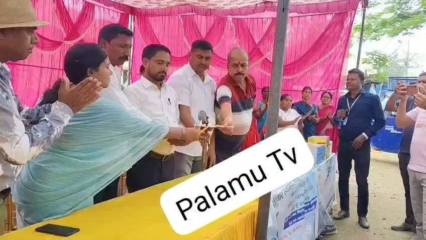 विश्व जनसंख्या दिवस पर सामुदायिक स्वास्थ्य केंद्र में जागरूकता कार्यक्रम आयोजित
द्वीप प्रज्वजीत कर कार्यक्रम की शुरुआत की गई, कार्यक्रम आज 11 जुलाई से 10 अगस्त तक चलेगी
#पांकी, #पलामू :*
विश्व जनसंख्या दिवस के अवसर पर सामुदायिक स्वास्थ्य केंद्र पांकी में शनिवार को जागरूकता कार्यक्रम का आयोजन किया गया। कार्यक्रम का शुभारंभ मुख्य अतिथियों द्वारा संयुक्त रूप से दीप प्रज्वलित कर शुरुवात किया गया।
कार्यक्रम के मुख्य अतिथि प्रखंड प्रमुख पंचम प्रसाद, उपप्रमुख अमित चौहान, जिला परिषद सदस्य खुशबू कुमारी, सांसद प्रतिनिधि सुरेंद्र सिंह, चुनमुन पांडे एवं चिकित्सा प्रभारी डॉ. महेंद्र प्रसाद ने दीप प्रज्वलित कर कार्यक्रम की शुरुआत की।
इस अवसर पर उपस्थित वक्ताओं ने बढ़ती जनसंख्या, परिवार नियोजन, मातृ एवं शिशु स्वास्थ्य तथा जनसंख्या नियंत्रण एंव भ्रूण हत्या के प्रति लोगों को जागरूक रहने का संदेश दिया। उन्होंने कहा कि स्वस्थ एवं समृद्ध समाज के निर्माण के लिए जनसंख्या संतुलन और परिवार नियोजन के प्रति जागरूकता आवश्यक है। सभी ने जनसंख्या स्थिरीकरण एवं स्वस्थ परिवार के संकल्प के साथ कार्यक्रम को सफल बनाने में अपनी सहभागिता निभाई। मौके पर कार्यक्रम में स्वास्थ्य विभाग के चिकित्सक, एएनएम, सहिया, स्वास्थ्यकर्मी उपस्थित थे।