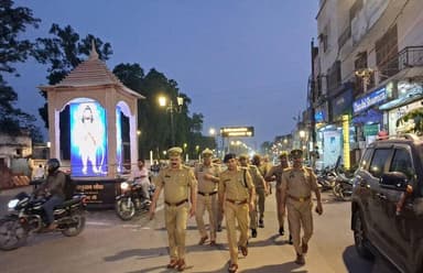 #एसपीˍरामपुर के निर्देशन में क्षेत्राधिकारी नगर द्वारा अपराध नियन्त्रण, कानून/शान्ति व्यवस्था तथा जनमानस में सुरक्षा की भावना जागृत करने के दृष्टिगत थाना सिविल लाइन क्षेत्रान्तर्गत महत्वपूर्ण/भीड़-भाड वाले स्थानों पर मय पुलिस बल के पैदल गश्त की गयी । #UPPolice
#FootPetrolling
#RampurPolice