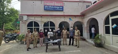 ग्रेटर नोएडा से एक बड़ी खबर सामने आई है, लेकिन यह सिर्फ खबर नहीं, बल्कि हर इंटरनेट यूजर के लिए एक बड़ा अलर्ट भी है।
गौतमबुद्धनगर के थाना बिसरख पुलिस ने एक ऐसे साइबर ठग गिरोह का पर्दाफाश किया है, जो खुद को साइबर सिक्योरिटी एक्सपर्ट और सोशल सिक्योरिटी अधिकारी बताकर विदेशी नागरिकों से ऑनलाइन ठगी करता था। पुलिस ने इस मामले में 6 लोगों को गिरफ्तार किया है और उनके कब्जे से 6 लैपटॉप, 7 मोबाइल फोन, हेडफोन, अन्य डिजिटल उपकरण और नकदी बरामद की है।
पुलिस जांच के अनुसार, आरोपी Google पर वायरस हटाने, कंप्यूटर ठीक करने और साइबर सिक्योरिटी जैसी सेवाओं के फर्जी विज्ञापन चलाते थे। जब कोई व्यक्ति Google पर मदद के लिए नंबर खोजता था, तो उसकी कॉल इन ठगों तक पहुंच जाती थी। इसके बाद ये खुद को अधिकारी बताकर लोगों को झांसे में लेते और उनसे ठगी करते थे।
अब सबसे जरूरी बात... ऐसी ठगी का शिकार आप भी हो सकते हैं।
इसलिए हमेशा याद रखें—
✅ Google पर दिखने वाले हर नंबर पर भरोसा न करें।
✅ किसी भी अनजान व्यक्ति को अपने मोबाइल या कंप्यूटर का Remote Access बिल्कुल न दें।
✅ OTP, बैंक डिटेल, पासवर्ड या कार्ड की जानकारी किसी के साथ साझा न करें।
✅ किसी भी कंपनी या संस्था का नंबर हमेशा उसकी आधिकारिक वेबसाइट से ही लें।
✅ अगर साइबर ठगी का शिकार हो जाएं, तो तुरंत राष्ट्रीय साइबर हेल्पलाइन 1930 पर शिकायत करें या साइबर क्राइम पोर्टल पर रिपोर्ट दर्ज कराएं।
एक छोटी सी लापरवाही आपकी जिंदगी भर की कमाई छीन सकती है। इसलिए खुद भी सतर्क रहें और अपने परिवार व दोस्तों को भी जागरूक करें।
वीडियो को ज्यादा से ज्यादा शेयर करें, ताकि कोई भी साइबर ठगों का अगला शिकार न बने
🚨 साइबर ठगों से रहें सावधान!
Google पर दिखने वाला हर नंबर सही नहीं होता। एक छोटी सी गलती आपकी मेहनत की कमाई खत्म कर सकती है। यह वीडियो अंत तक देखें और अपने परिवार व दोस्तों तक जरूर पहुंचाएं।