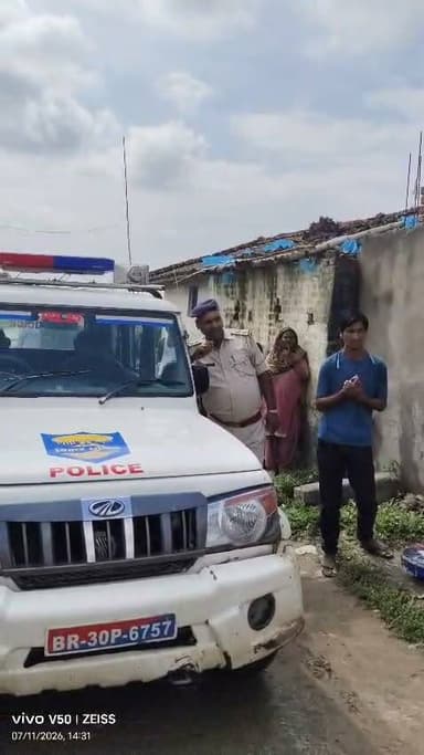 बेला थाना कांड संख्या 116/26 (हत्या से संबंधित मामले) में प्राथमिकी अभियुक्तों के विरुद्ध माननीय न्यायालय द्वारा निर्गत इश्तिहार अधिपत्र का विधिवत् चस्पा किया गया।