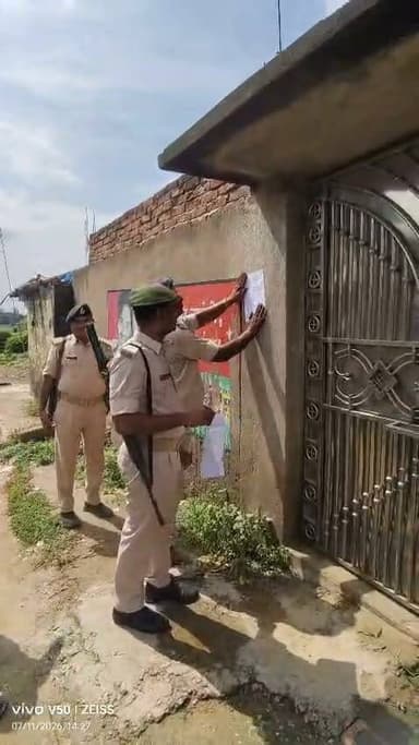 बेला थाना कांड संख्या 116/26 (हत्या से संबंधित मामले) में प्राथमिकी अभियुक्तों के विरुद्ध माननीय न्यायालय द्वारा निर्गत इश्तिहार अधिपत्र का विधिवत् चस्पा किया गया।